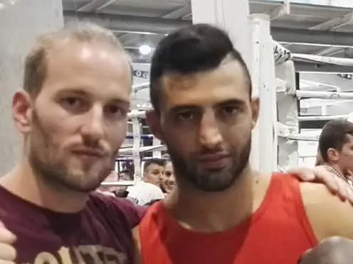 Alejandro Tebar y otro deportista, junto al ring de una velada.